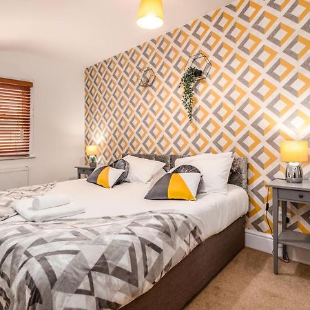 Spacious Contractor House For Large Groups - Private Parking Нортхамптън Екстериор снимка