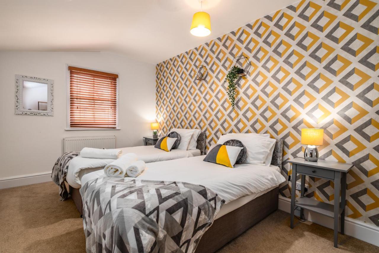 Spacious Contractor House For Large Groups - Private Parking Нортхамптън Екстериор снимка