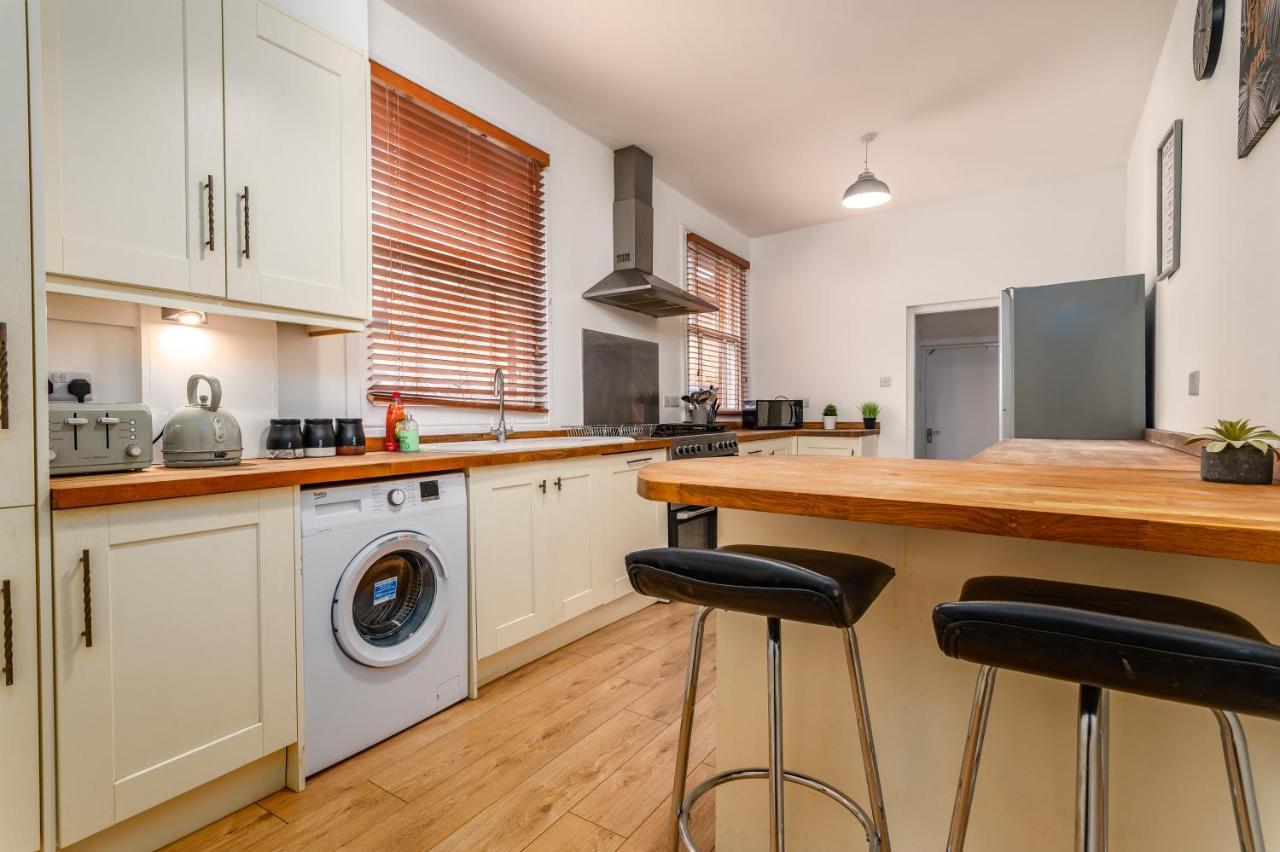 Spacious Contractor House For Large Groups - Private Parking Нортхамптън Екстериор снимка