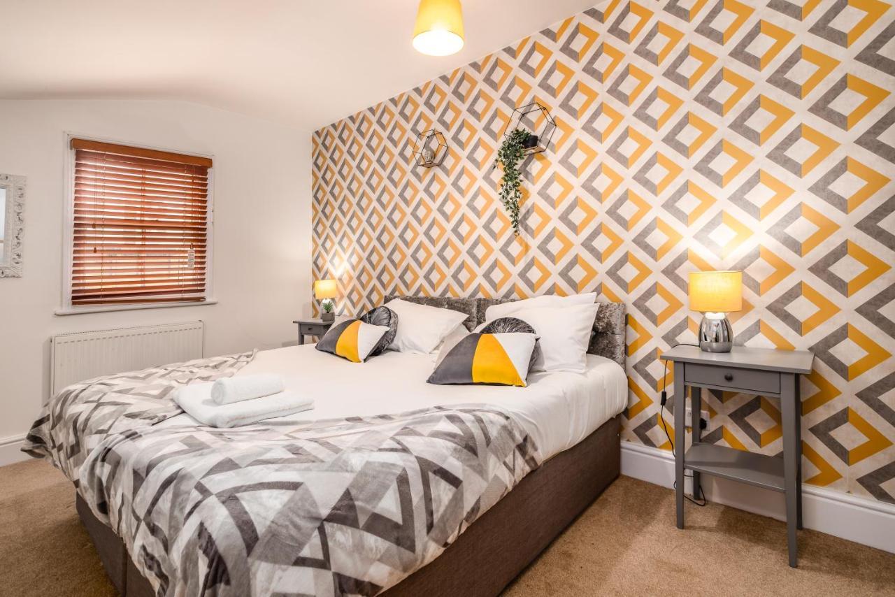 Spacious Contractor House For Large Groups - Private Parking Нортхамптън Екстериор снимка
